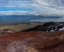 IMG_5711 Panorama 08/10/2019 - Un peu plus bas les couleurs des pierres volcaniques se révèlent au-dessus du lac Llanquihue. A panorama to show the contrasting colours of...